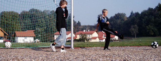 Kinder auf dem Bolzplatz