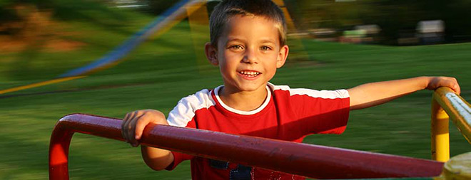 spielendes Kind auf Spielplatz