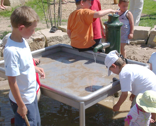 Matschspielplatz mit Wasserpumpe Matschspielplatz mit Wasserpumpe